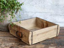 Cargar imagen en el visor de la galería, Caja de madera cuadrada
