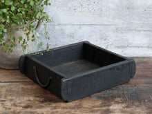 Cargar imagen en el visor de la galería, Caja de madera cuadrada - negra
